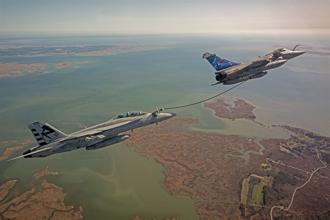 美法跨國驗證空中加油  提升航艦打擊群戰力