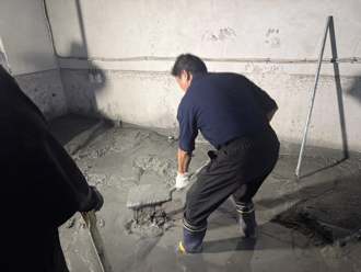 挨酸雨鞋終於髒了   傅崐萁災區被喊「來鏟泥」親自回應了