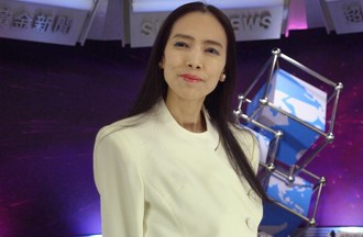 许纯美「肿一圈」现身街头　20万名牌包配百元拖鞋　弟弟曝近况