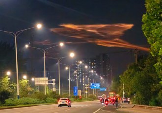 壯觀！北京暴雨後見「七彩火箭雲」2.3億網友驚呆