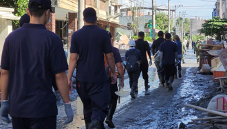 最特殊救灾背影！自强外役监15受刑人「低调挖淤泥」画面曝光