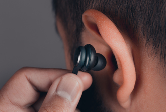  長時間戴耳機提早重聽 醫：「不塞耳道」沒比較安全 