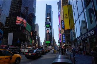 李千娜登上纽约时代广场　宣布12月6日举办首场大型个唱