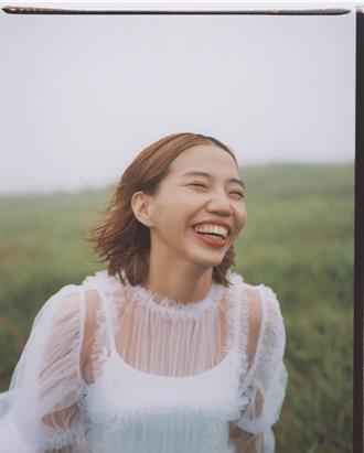 洪佩瑜草原上「勇敢敞開」 大膽尺度突破框架