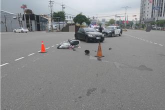 载6岁女儿上学与汽车擦撞倒地　妈妈颅内出血送医