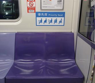 北捷阿嬤揮包逼讓座「遭踹飛至對面」  捷警隊：依社維法偵辦