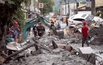 災民主動問「要幫忙拍照嗎」 鏟子超人曝真相：太心酸
