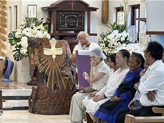 影》黑蝶「跌撞」飛入公祭會場 鄉親不捨南迴超人醫師