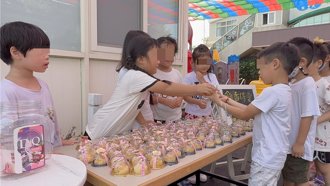 幼兒園義賣月餅募11萬 口湖小朋友為花蓮災民送暖