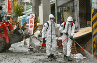 花蓮縣政府基層員工「下班秒脫背心」 原因讓人心疼