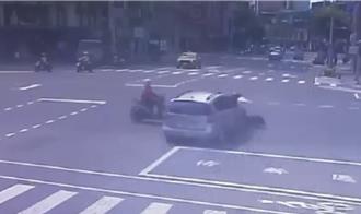 等红灯也中招！高雄轿车路口撞3机车　2女骑士无辜挂彩