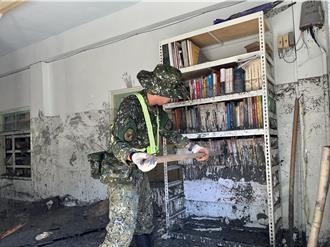 作家赫恪獨居花蓮寫作遇劫 3萬本藏書遭洪水吞噬埋泥流