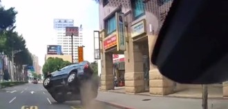 影》警匪追逐！通緝犯自撞翻車受困　警破窗掛彩救出嫌犯妻