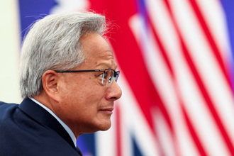 300万H-1B签证吓跑人才？ 黄仁勋改口认了：美国梦更难圆