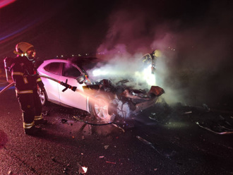 快訊》國1南下高科段6車追撞　轎車遭烈焰吞噬1人傷