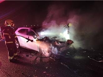 國1南下路竹路段6車連環撞 1車起火塞到台南