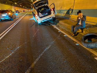 國3木柵隧道自撞護欄「輪軸噴飛」 後車閃不及撞上釀1傷