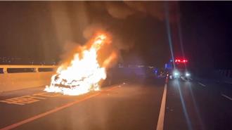 国5南下35K火烧车！女驾驶及时逃生　宜兰消防驰援扑灭