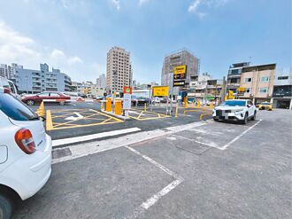 路边停车格 设在出入口成奇景