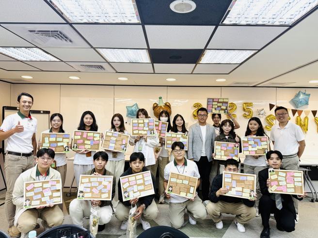 信義房屋每一年招募不動產經紀人員全時練習計畫，供應月薪42K及正人員工一律的福利保障、培訓機制，若大學結業後順遂轉正職，還可領最高48K獎學金。(圖/信義衡宇 供應)