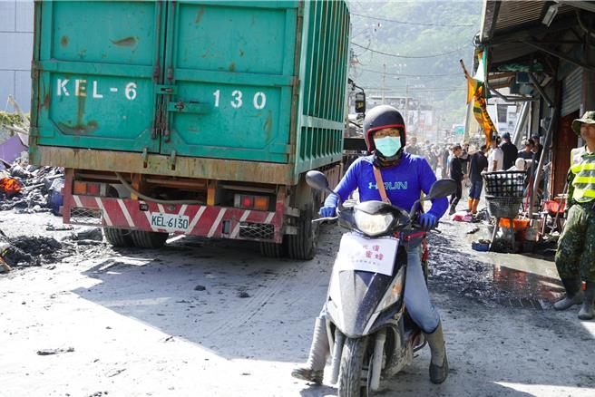 農業部比照「小蜜蜂」的方式規畫送餐摩托車，用更機動的方式將便當送到災民與志工手中。（羅亦晽攝）