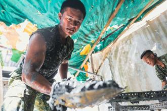 溫情相伴 迷彩身影一直都在