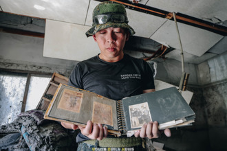 军人魂！先救别人才救自家  特战中尉王嵩惟淤泥中挖出已逝至亲相片