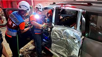 台南嚴重車禍！轎車變換車道失控衝入民宅撞鐵捲門  3人受傷