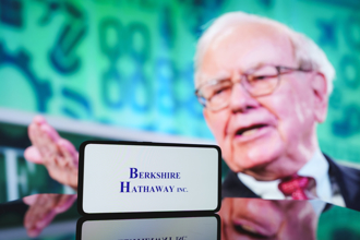 巴菲特「狂囤10兆現金」終於出手！砸3千億買進這家 3年來最大筆交易