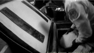 走私2.9万包菸用碎冰遮掩 海巡渔船内铲冰查缉画面曝