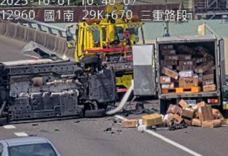 國1南向三重段車禍！救護車遭撞側翻 乘客受傷送醫
