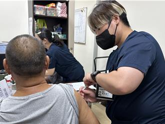 台東成功衛生所開打流感新冠疫苗 醫師破除偏鄉接種迷思
