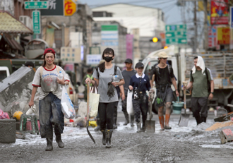 鏟子超人救災後發燒、喉嚨痛 橫紋肌溶解進加護 羅一鈞回應了