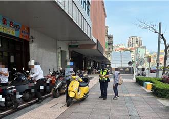 高雄新興郵局前人行道人車爭道 警單月取締192件違規