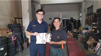 東勢長庚橋散落螺絲釘   多車慘遭破胎   暖心老闆協助清除