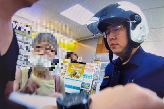 白髮阿嬷为何固执抢位 社工猜心酸原因：她无法控制