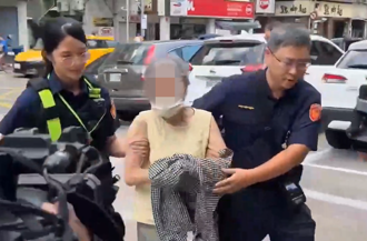 北捷白髮婦超商遭逮嗆警「你們假的」！見媒體嗨喊：謝謝盡量拍