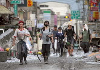 鏟子超人湧花蓮！正妹換衣服「竟遭噁男偷窺」怒轟：他X的垃圾