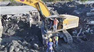 没有披风的英雄!   云林怪手机具军进驻花莲 营造总经理7天坐镇灾区