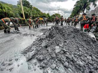 最新網路投票「8成2反對取消普發1萬」 網嗆：喊的先捐