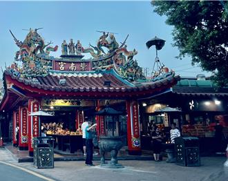 攙扶紫南宮香客回車上！強盜男勒頸搶1萬2千元 下場曝光