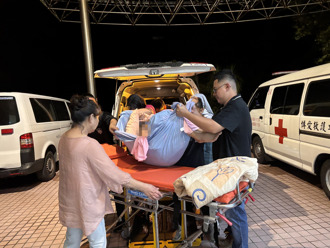 暖心防線！洪水前夜縣府大撤離　光復長照中心47名長者脫險