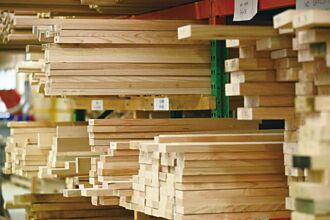 美再揮「關」刀 木材10％、家具25％