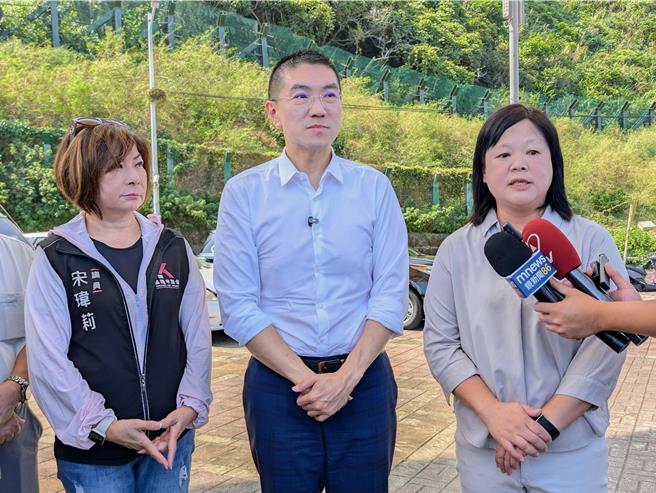 基隆市长谢国梁（中）在产发处长蔡馥咛（右）及国民党籍议员宋玮莉（左）等人陪同下，10月1日上午视察外木山海岸，将于中秋连假期间开放民眾在外木山廊带烤肉同欢。（张志康摄）