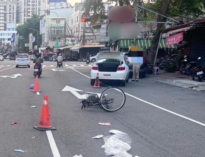 高雄市楠梓区旗楠路昨日清晨5时发生自小客车与自行车碰撞事故，64岁蒋姓男子驾车行经旗楠路东向路口时，与81岁曾姓骑士发生碰撞，曾男经送医抢救仍不治。（警方提供／林雅惠高雄传真）