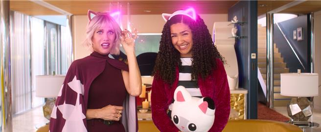 莱拉洛克哈特克雷纳（右）担任主演《盖比的娃娃屋大电影》。（UIP提供）