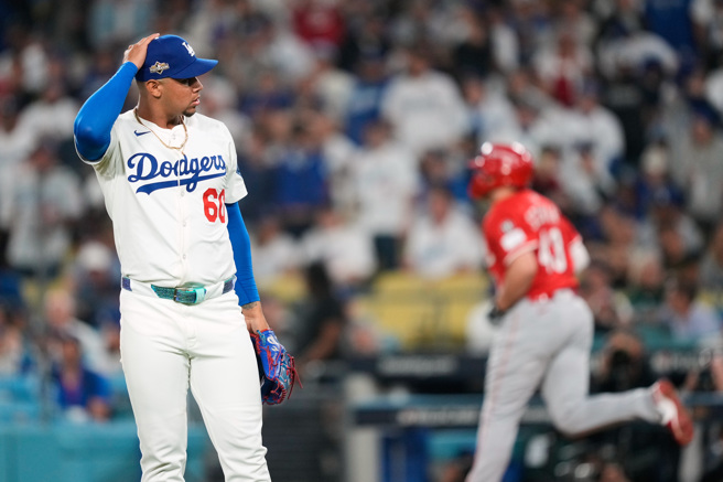 外卡系列賽首戰，道奇牛棚又開始不穩，讓總教練羅伯茲相當不滿。（圖／美聯社）