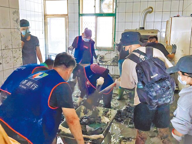 凱基志工深入災區，協助花蓮受災居民清除泥濘，恢復家園原貌。（凱基金控提供／黃琮淵台北傳真）