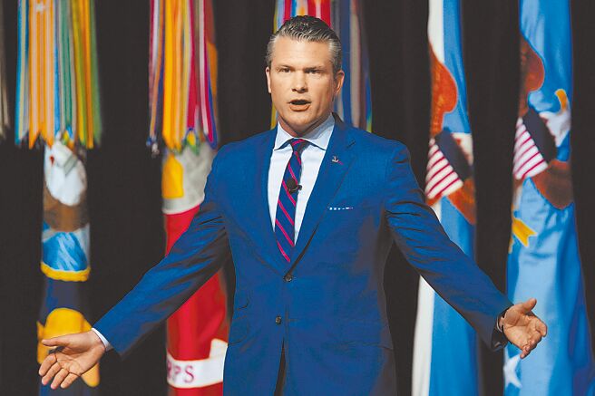 美國總統川普和戰爭部長赫格塞斯9月30日在匡堤科基地對美軍高階將領進行「精神講話」，赫格塞斯抨擊美軍推行「多元政策」造成「數十年衰敗」。他說，過去愚蠢的政治領袖設定錯誤的方向，結果讓他們變成了「覺醒部」。他告訴將領如果對他的話有異議，可以「光榮的辭職」。（圖：路透 文：許昌平）