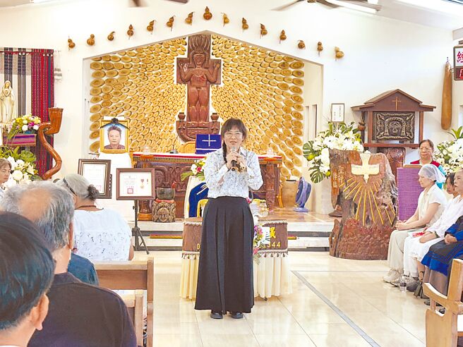 南迴基金会董事长李静兰（中，手持麦克风者）9月30日至台东县达仁乡土坂天主堂参加南迴基金会创办人、南迴诊所院长徐超斌公祭。（蔡旻妤摄）